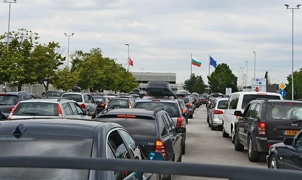 Километрични опашки се извиват на границата с Турция 