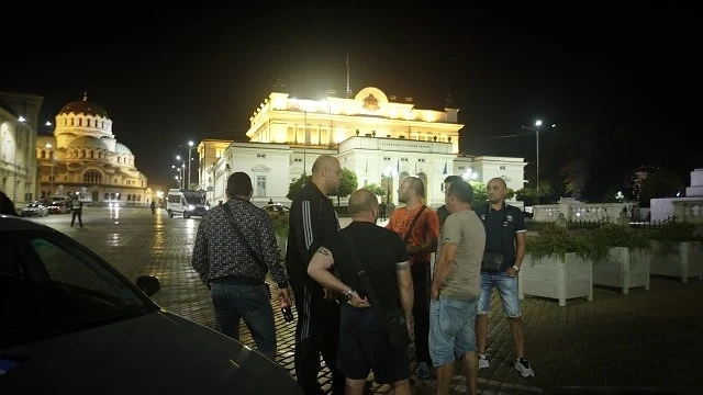 Застрахованите в „Олимпик” излязоха на среднощен протест 