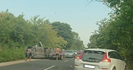 Кола се обърна край Приселци,километрично задръстване на пътя Варна-Бургас