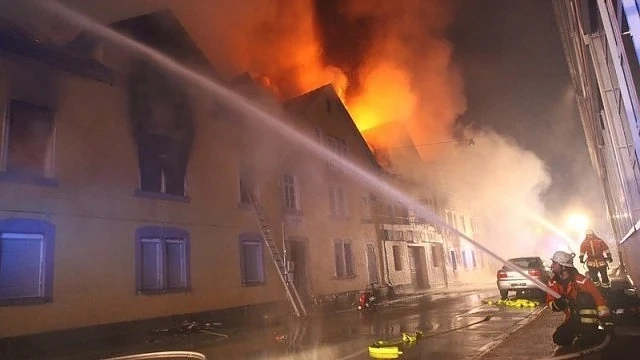 Седем тежко пострадали при пожар край Париж
