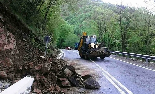 Започва укрепването на пътя до Рилския манастир