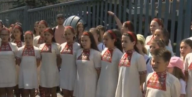 Протест на Детския хор на БНР в защита на стария им диригент