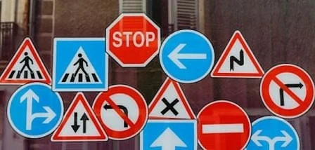 9 кандидати за изработването на пътните знаци у нас