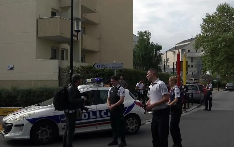 ИД пое отговорност за атаката в предградие на Париж