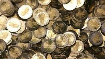 Индонезиец плати 10 000 евро на бившата си съпруга в монети