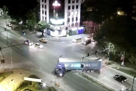 Тир се блъсна в светофар в центъра на Варна (СНИМКИ)