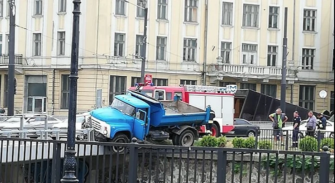 Камион надвисна над реката при Лъвов мост