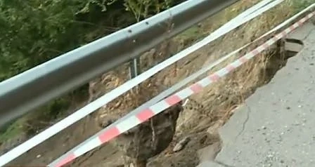 Свлачище повлече пътя за Боровец (СНИМКИ)