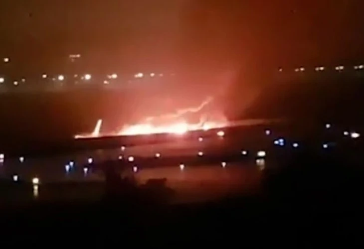 Самолет горя на пистата в Сочи 