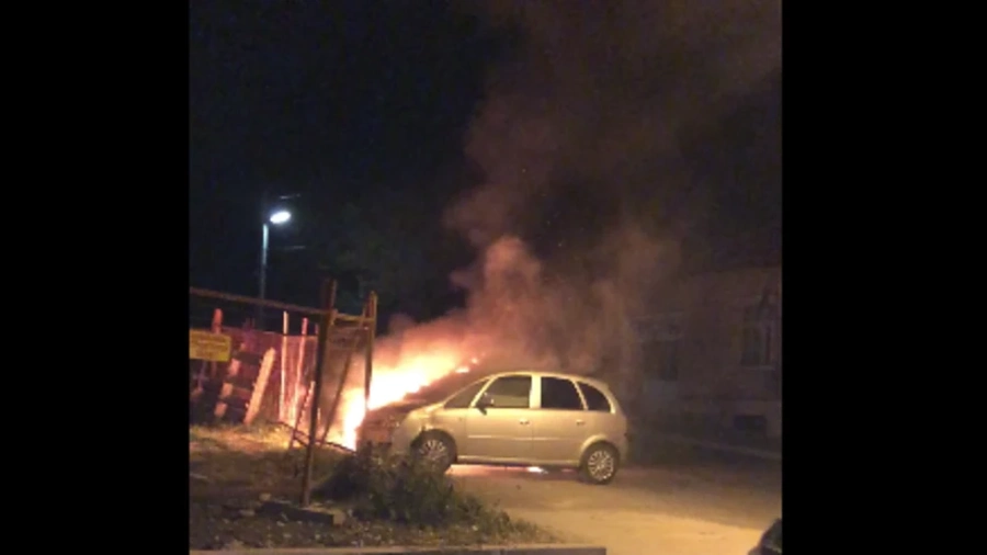 Лек автомобил изгоря в Карнобат 