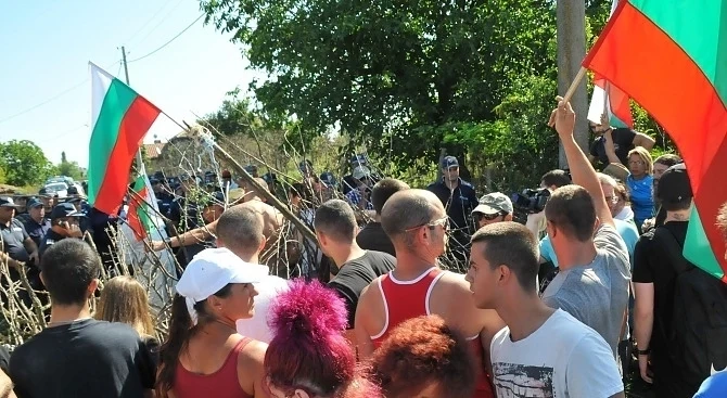 Пазарджик се вдигна на протест срещу освобождаването на надзирателя, прегазил дете