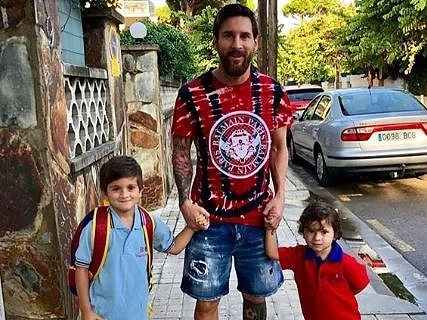 Меси заведе децата на училище (СНИМКИ)