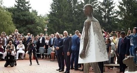 Откриха паметник на Махатма Ганди в София (СНИМКИ)