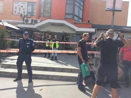 Кола се вряза във витрината на търговски център в София