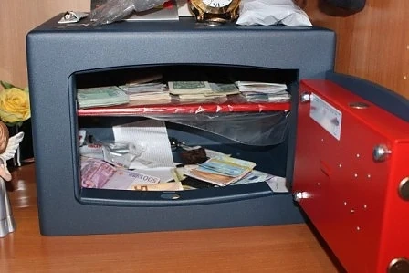 Скандалът „Карнобат” се разраства, искат постоянен арест за Миню Стайков