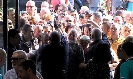 Бой за ваучери при откриването на магазин за домашни потреби и техника в Бургас
