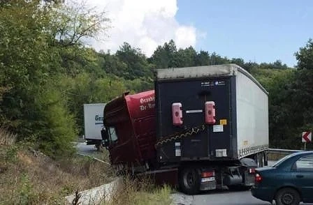 Движението през Ришки проход е затруднено от катастрофирал камион