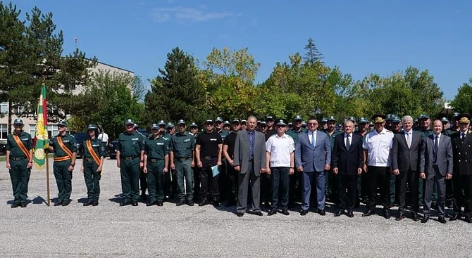 Министър Радев награди 96-ма гранични полицаи