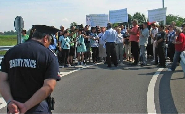 Жители на град Мартен се вдигнаха на протест