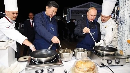 Путин и Си мятат палачинки на руския икономически форум (СНИМКИ)