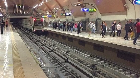 Инцидент в метрото спря влаковете на \