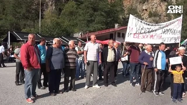 Жители на Баните блокираха пътя за Кръстова гора