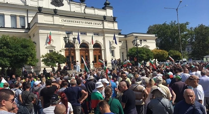 Българи, живеещи в чужбина, протестират пред парламента