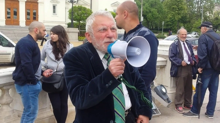 Йоло Денев е основен говорител на измисления днес протест