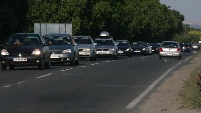 Интензивен е трафикът по пътищата в страната 