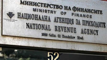 Хиляди земеделци на опашки пред данъчните служби в страната