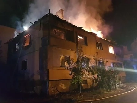 Пожар изпепели жилищен блок в Божурище (СНИМКИ)
