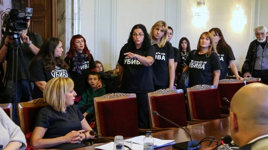 Майките на децата с увреждания напуснаха НС