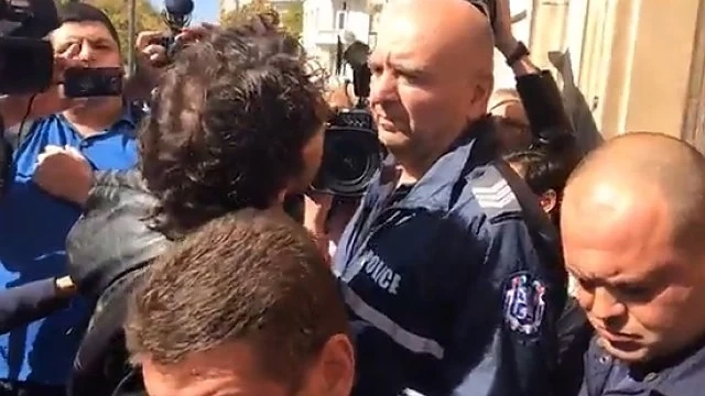 Протестиращи опитаха да влязат в сградата на Столична община  