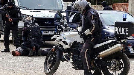 Гонка с полицията и стрелба в столичен квартал