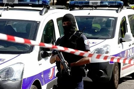 Двама души са тежко ранени след стрелба в Париж