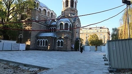 Пренареждат плочките пред църквата \