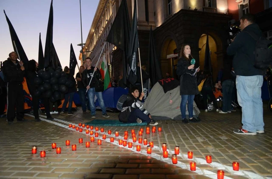 Майките на деца с увреждания блокираха бул. „Александър Дондуков”