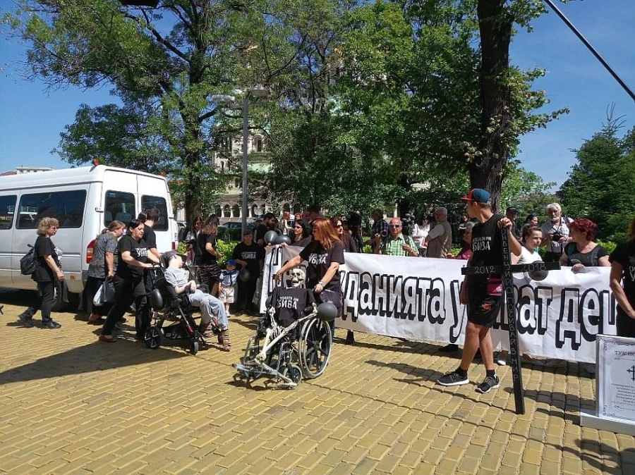 Днес майките на деца с увреждания вдигат палатковия лагер