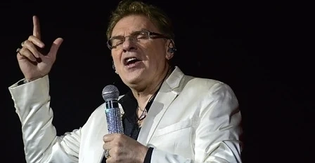 Васил Найденов пее срещу 20 бона на Нова година