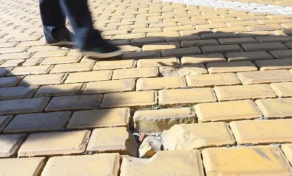 Жълтите павета от градината пред художествената академия са в склад и ще се ползват за ремонти
