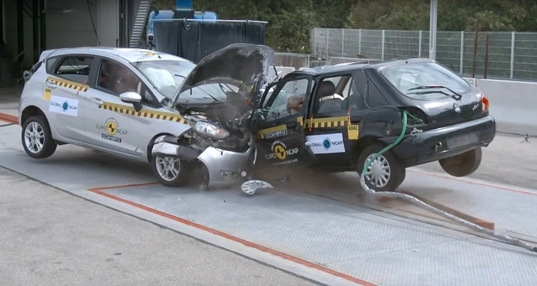 Краш тест на нов и стар Ford Fiesta (ВИДЕО)