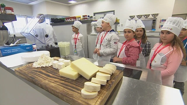 Известни кулинари готвиха с ученици 