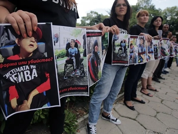 Майки от „Системата ни убива“ излизат на протест, искат оставката на Валери Симеонов