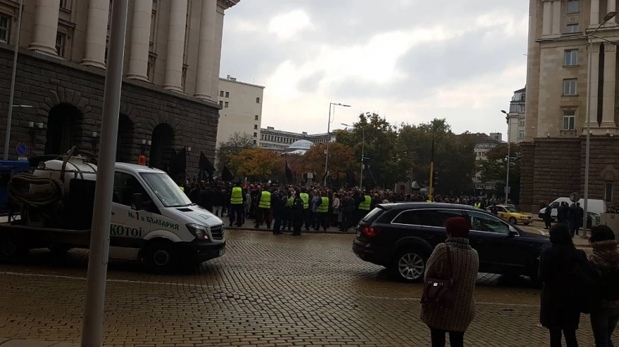 Стотина души протестират пред Министерски съвет