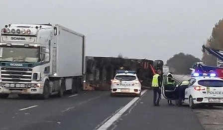 Обърнат тир затвори магистрала \