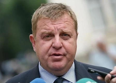 Правителството не трябва да пада, смята Красимир Каракачанов