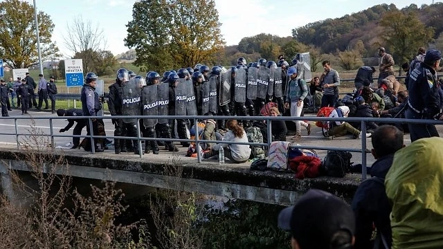 Сблъсъци между мигранти и босненската полиция на хърватската граница