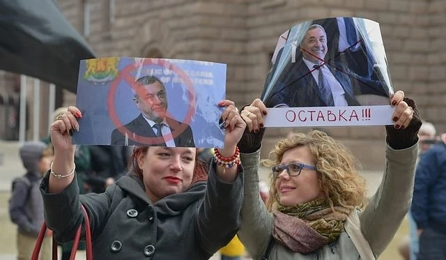 Соанирани и гримирани майки протестират