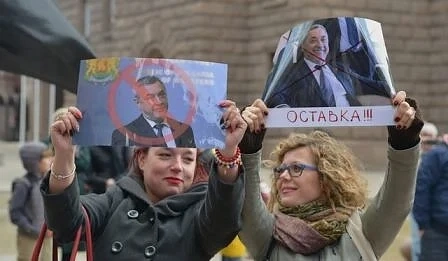 Скъпо соанирани и гримирани жени протестират