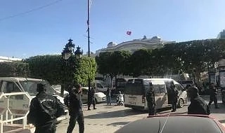Жена се взриви на централна улица в Тунис